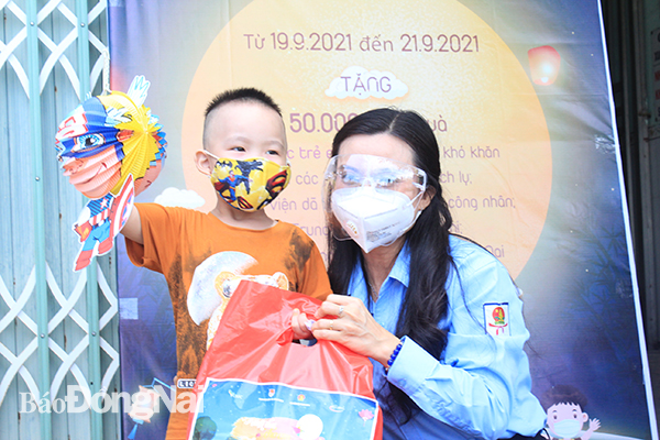 Đồng chí Phạm Nguyễn Duy Trang, Phó chủ tịch thường trực Hội đồng Đội Trung ương tặng quà trung thu cho các em thiếu nhi khu vực nhà trọ tại xã Phú Hội (H.Nhơn Trạch)