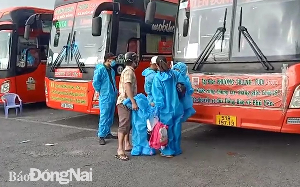 Công dân tập trung tại Bến xe Đồng Nai để được hỗ trợ về quê Phú Yên phòng dịch