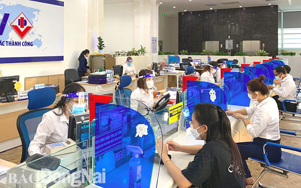 Hệ thống Ngân hàng TMCP Đầu tư và phát triển Việt Nam (BIDV) đang triển khai chương trình tín dụng - dịch vụ ngân hàng ưu đãi hỗ trợ lực lượng y tế công tác tại các bệnh viện, trung tâm kiểm soát bệnh tật (CDC) trên cả nước. Trong ảnh: Khách hàng giao dịch tại BIDV chi nhánh Đồng Nai. Ảnh: H.QUÂN