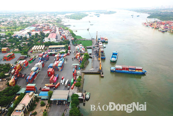 Bốc dỡ hàng hóa tại cảng Đồng Nai (P.Long Bình Tân, TP.Biên Hòa)
