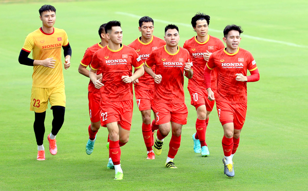 Các cầu thủ Việt Nam nỗ lực tập luyện trước lượt trận gặp Trung Quốc và Oman