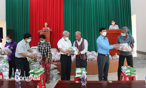 Chủ tịch Ủy ban MTTQ Việt Nam tỉnh và đoàn công tác tặng quà tại cho đồng bào dân tộc Chơ ro tại xã Xuân Mỹ. Ảnh: Nguyệt Hà