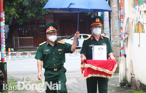 Cán bộ chiến sĩ LLVT tỉnh bàn giao tro cốt người tử vong cho gia đình nạn nhân tại TP.Biên Hòa