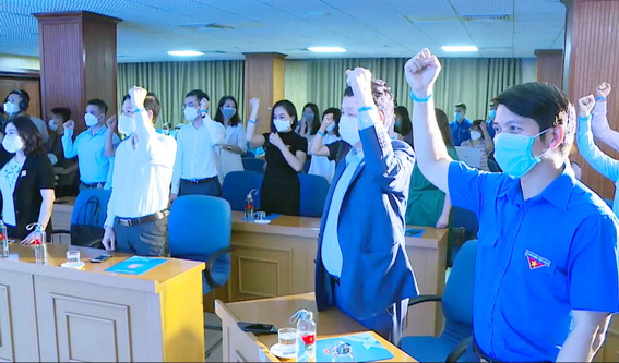 Các đại biểu giơ tay thể hiện cam kết đồng hành cùng với trẻ em mồ côi vì dịch bệnh Covid-19 (Ảnh chụp từ màn hình) 