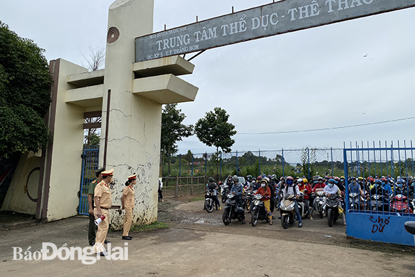 Rất đông công nhân, người lao động tập trung tại Sân vận động H.Trảng Bom để lực lượng công an hỗ trợ đưa về quê.