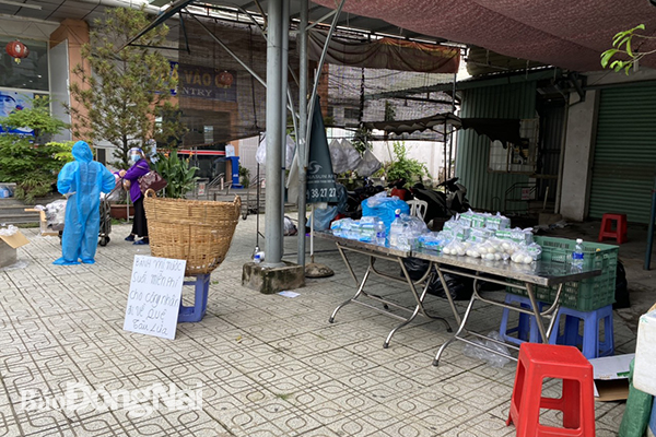 Một số nhu yếu phẩm được lực lượng chức năng phát miễn phí cho người dân tại Ga Biên Hòa.