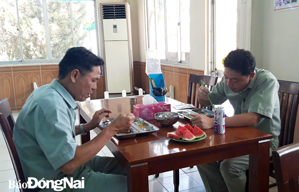 Công nhân lao động trong bữa ăn giữa ca tại Công ty CP phân bón Việt Nhật