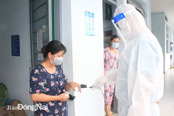 1. Từ sáng sớm, các điều dưỡng đã đi đo thân nhiệt, đo nồng độ oxy trong máu (SpO2) theo dõi, thăm hỏi bệnh nhân