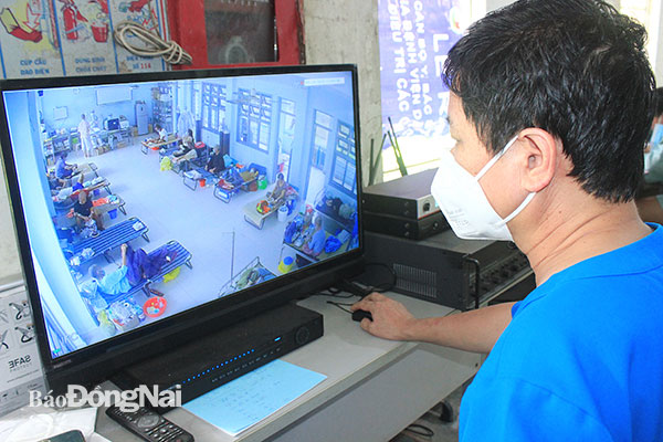 5. Ngoài giờ khám bệnh, BS CKII Nguyễn Tường Quang, Trưởng khoa Ngoại, chấn thương chỉnh hình - bỏng, Bệnh viện Đa khoa Thống Nhất, phụ trách chuyên môn tại Bệnh viện Dã chiến số 3 thường xuyên theo dõi tình hình các bệnh nhân tại Phòng Cấp cứu qua camera