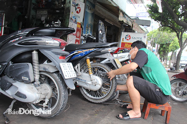 Một tiệm sửa xe hoạt động trở lại trong sáng 9-10 trên đường Phan Trung (TP.Biên Hòa). Ảnh: Hải Quân