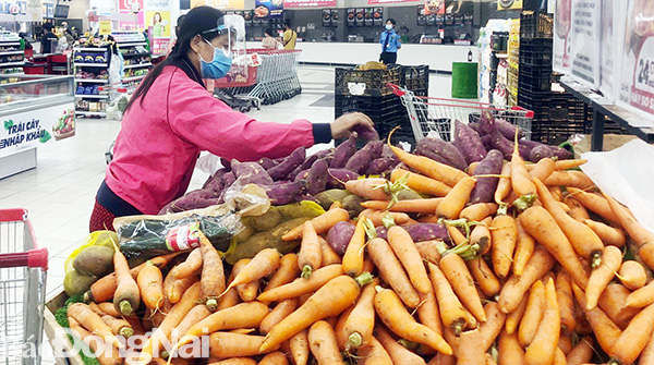 Người dân mua sắm các mặt hàng tiêu dùng tại một siêu thị ở TP.Biên Hòa