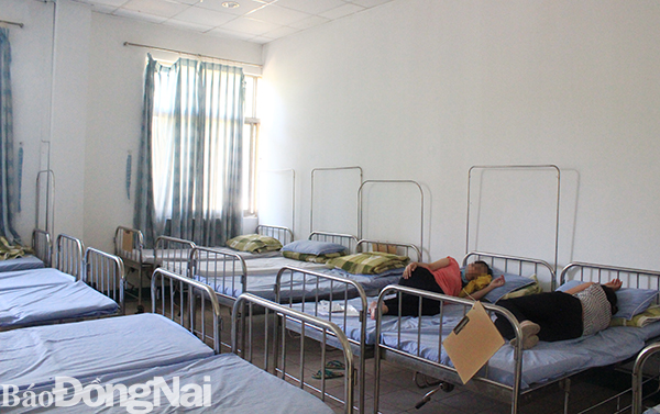  Người lao động nghỉ ngơi tại phòng y tế của doanh nghiệp khi có dấu hiệu mệt mỏi