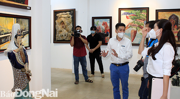 Ông Trương Đức Cường, Hiệu trưởng Trường cao đẳng mỹ thuật trang trí Đồng Nai giới thiệu về các tác phẩm được trưng bày tại Phòng trưng bày tác phẩm nghệ thuật