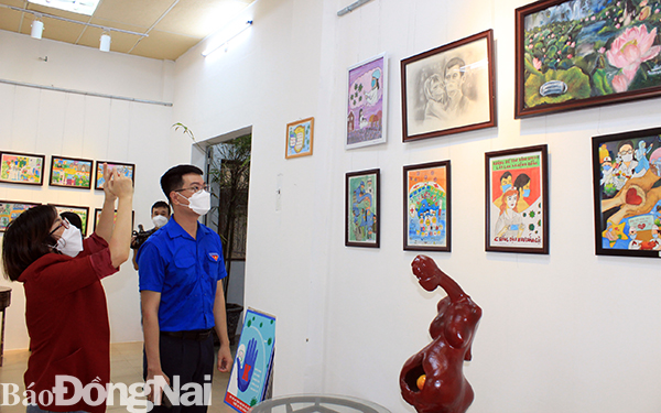 Các đại biểu tham quan Phòng trưng bày các tác phẩm của đoàn viên, thanh thiếu nhi, học sinh, sinh viên trong tỉnh