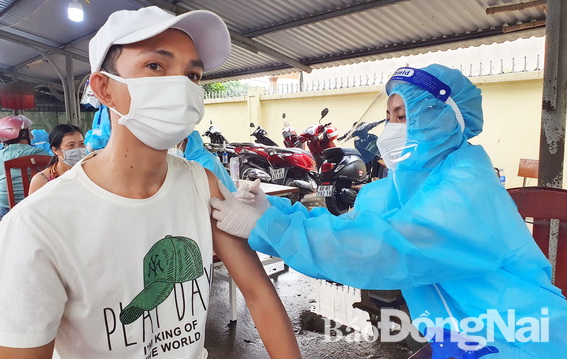 Tiêm vaccine cho người dân trên địa bàn H.Trảng Bom (ảnh: Hoàn Lê)