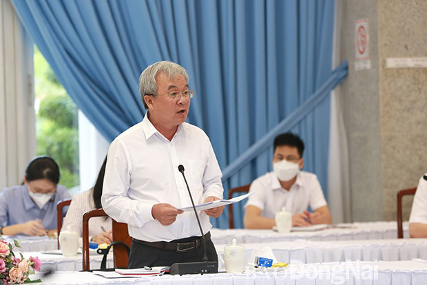 Chủ tịch Ủy ban MTTQ Việt Nam tỉnh Cao Văn Quang báo cáo về công tác tiếp nhận cứu trợ. Ảnh: Huy Anh