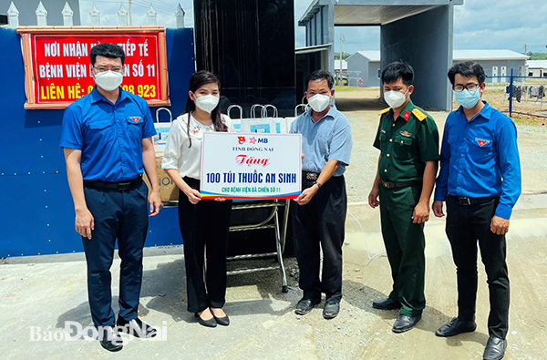 Bí thư Tỉnh đoàn Hồ Hồng Nguyên trao tặng 100 túi thuốc an sinh cho đại diện Bệnh viện dã chiến số 11 (H.Xuân Lộc)