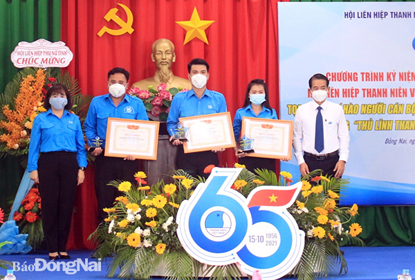 Đồng chí Thái Bảo (bìa phải), Ủy viên Ban TVTU, Chủ tịch HĐND tỉnh và Chủ tịch Hội LHTN tỉnh Nguyễn Thanh Hiền trao giải thưởng “15 tháng 10” cho 3 đại biểu (Ảnh: Tỉnh đoàn cung cấp)