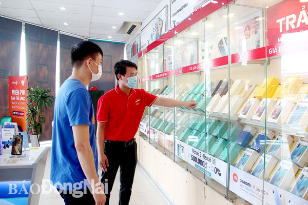 4. Người dân đến mua sắm tại một cửa hàng điện thoại ở P.Tân Tiến, TP.Biên Hòa