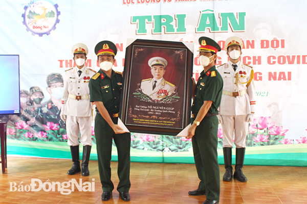 Đại tá Vũ Văn Điền tặng quà các đơn vị Quân đội