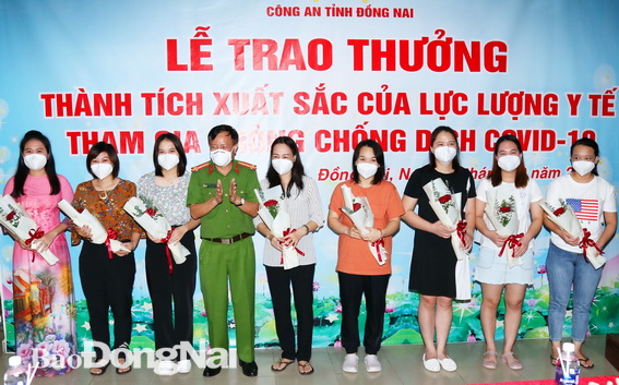 Đại tá Nguyễn Ngọc Quang, PGĐ Công an tỉnh tặng giấy khen của Giám đốc Công an tỉnh các cá nhân có thành tích xuất sắc 