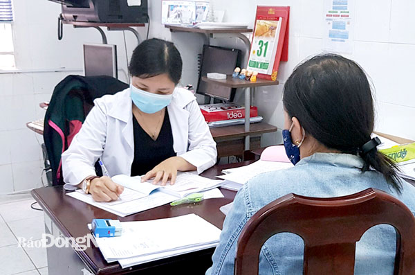 BS Vũ Thị Ngọc đang khám và kê thuốc cho bệnh nhân nhiễm HIV