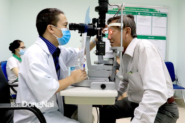 Người dân đến kiểm tra mắt định kỳ tại Bệnh viện Quốc tế Hoàn Mỹ Đồng Nai