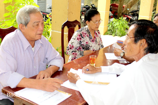 Luật gia Lê Văn Nhân (phải), Hội Luật gia tỉnh tư vấn pháp luật về quyền định đoạt tài sản của vợ chồng cho người dân tại xã Phú Thạnh (H.Nhơn Trạch). Ảnh: Đ.PHÚ