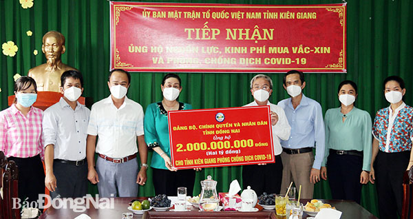 Chủ tịch MTTQ Việt Nam tỉnh Cao Văn Quang trao bảng tượng trưng ủng hộ 2 tỷ đồng hỗ trợ Kiên Giang phòng, chống dịch