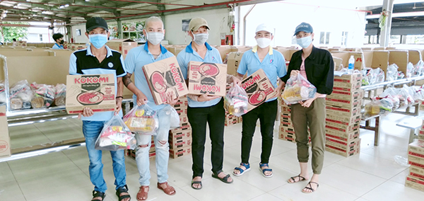  Công ty TNHH Prowell Việt Nam (TP.Long Khánh) tặng quà cho công nhân lao động. Ảnh: L.Mai