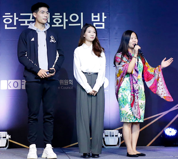Linh Đan (giữa) từng đến Liên hoan phim Busan 2019 bên cạnh nhà sản xuất Ngô Bích Hạnh (phải) và diễn viên Quốc Anh (trái)