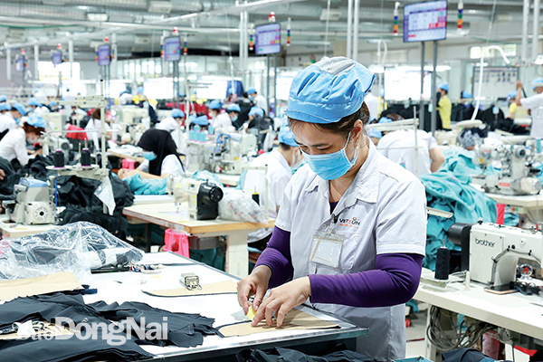 Công nhân Công ty TNHH Đầu tư quốc tế Việt Đức (H.Xuân Lộc) duy trì hoạt động sản xuất liên tục trong suốt thời gian xảy ra đợt bùng phát dịch Covid-19 lần thứ 4 cho đến nay