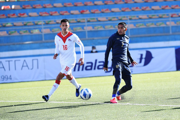 U23 Thái Lan (áo xanh) chỉ có được 1 điểm trước U23 Mông Cổ - Ảnh: SIAM SPORT