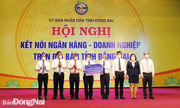 Lãnh đạo Ngân hàng TMCP Sài Gòn Thương Tín (Sacombank) trao bảng biểu trưng tặng 2,5 triệu bộ kít xét nghiệm phòng, chống dịch Covid-19 với trị giá hơn 114,3 tỷ đồng cho tỉnh (ảnh: Hải Quân)
