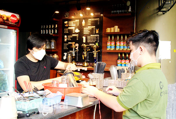 Một quán cà phê trên đường Phạm Văn Thuận (TP.Biên Hòa) hoạt động trở lại sau hơn 3 tháng tạm nghỉ vì dịch Covid-19. Ảnh: Lam Phương
