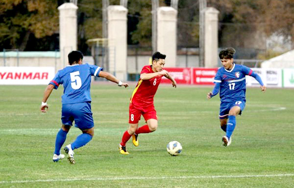 Hai Long (áo đỏ) điểm sáng duy nhất của U.22 Việt Nam với đường chuyền quyết định mang về chiến thắng nhọc nhằn trước U.22 Đài Loan