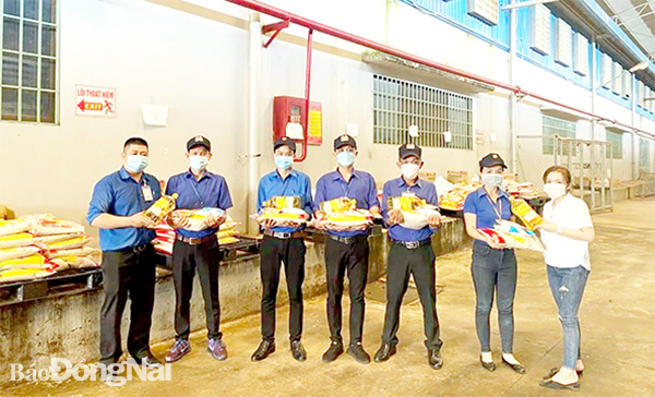 Công đoàn Công ty TNHH Great Super (TP.Long Khánh) tặng quà cho công nhân lao động. Ảnh: L.Mai