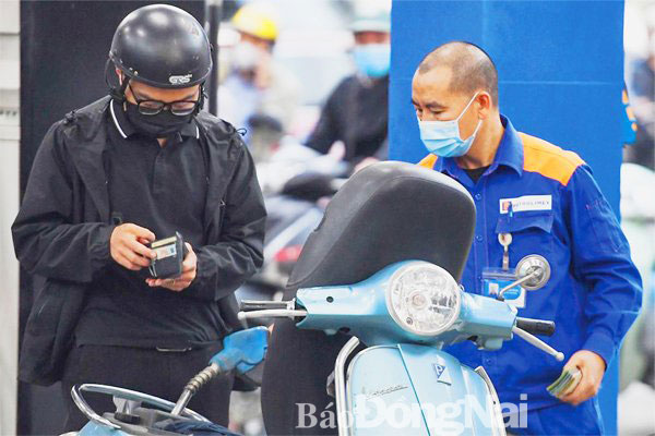 Việc khan hiếm nguồn cung nguyên, vật liệu và giá cả hàng hóa đầu vào gia tăng đang làm đau đầu các nhà sản xuất Ảnh minh họa: Cả người tiêu dùng và các nhà sản xuất, kinh doanh đều gặp khó khi thời gian qua giá xăng dầu tăng cao. Ảnh: MẠNH QUÂN