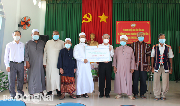 Chủ tịch MTTQ Việt Nam tỉnh tặng quà cho đồng bào dân tộc Chăm và S’ Tiêng tại xã Xuân Hưng