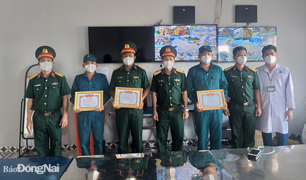 Lãnh đạo Ban CHQS H.Xuân Lộc và BVDC số 11 chụp hình trong lễ khen thưởng