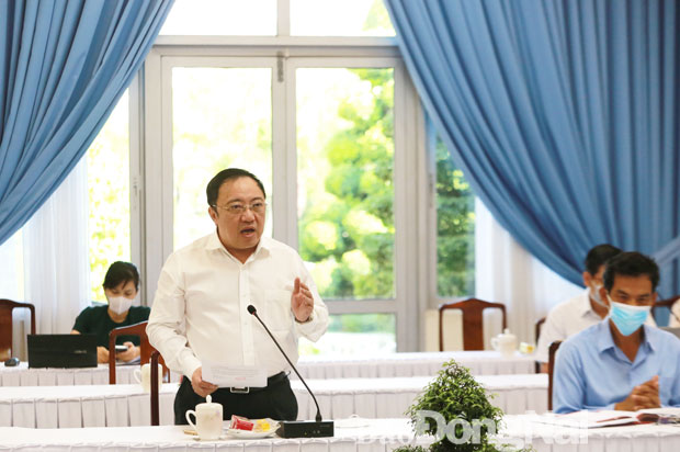 TS-BS Phan Huy Anh Vũ, Giám đốc Sở Y tế báo cáo tại cuộc họp. Ảnh: Huy Anh