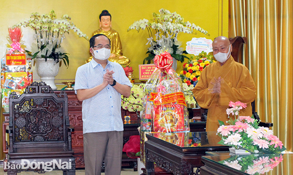 Phó bí thư Tỉnh ủy, Trưởng Đoàn đại biểu Quốc hội Quản Minh Cường tỉnh tặng quà cho Ban trị sự Giáo hội Phật giáo Việt Nam tỉnh