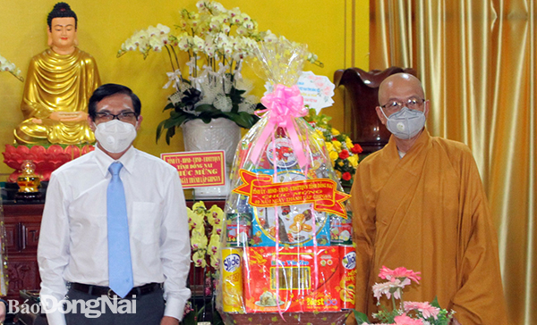  Phó chủ tịch UBND tỉnh Nguyễn Sơn Hùng tặng quà cho các chức sắc Phật giáo