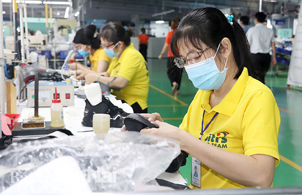 Sản xuất giày dép tại Công ty TNHH Bình Tiên Biên Hòa (Khu công nghiệp Amata, TP.Biên Hòa). Ảnh: HƯƠNG GIANG