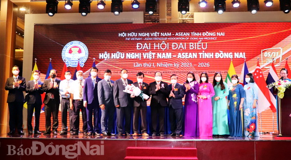 Phó Bí thư Tỉnh ủy Quản Minh Cường (bên trái) tặng hoa chúc mừng Ban chấp hành Hội Hữu nghị Việt Nam – ASEAN tỉnh Đồng Nai lần thứ I, nhiệm kỳ 2021-2026