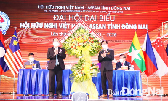 Phó Bí thư Tỉnh ủy Quản Minh Cường (bên trái) tặng hoa chúc mừng đại hội.
