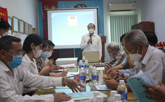 Chủ tịch Hội Luật gia tỉnh Phan Văn Châu, cùng tập thể Ban chấp hành Tỉnh hội sinh hoạt Ngày pháp luật Việt Nam sáng ngày 9-11 tại điểm cầu Tỉnh hội