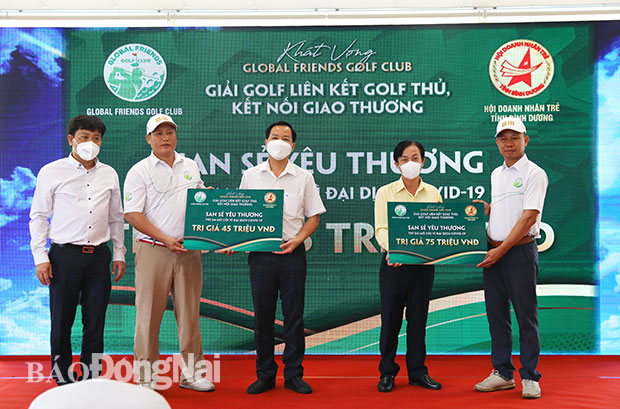 Đại diện Global Friends Golf Club trao số tiền hỗ trợ cho các trẻ em mồ côi cha mẹ vì dịch Covid-19