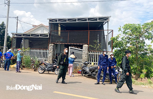 Lực lượng Cảnh sát cơ động tham gia vây bắt đối tượng cướp có vũ khí tại TP.Long Khánh. Ảnh: Trần Danh