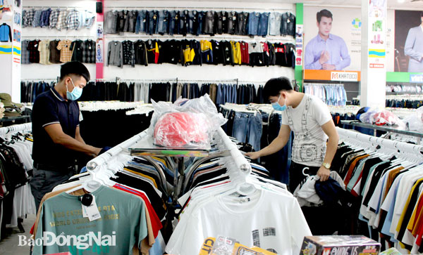 Khách mua hàng tại Cửa hàng thời trang Gia Minh (P.Long Bình, TP.Biên Hòa). Ảnh: Ban Mai